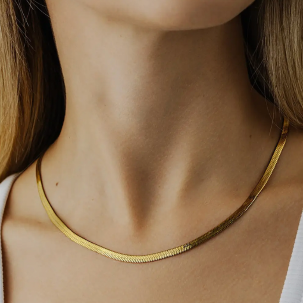 Ett Snake halsband i storlek 40 cm runt halsen på en kvinna BLING OF BENELUX® - SIMPLY STYLE