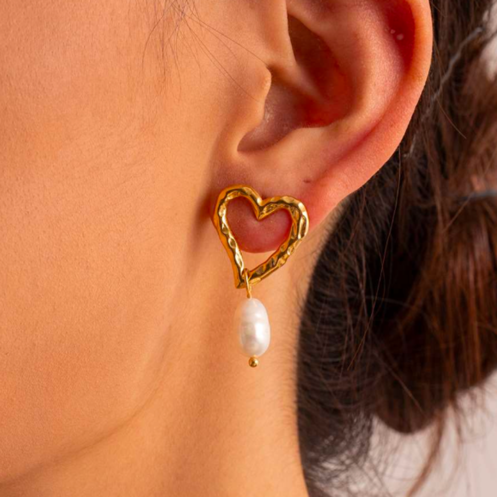 Pearl | Örhängen med hamrat hjärta och hängande pärla