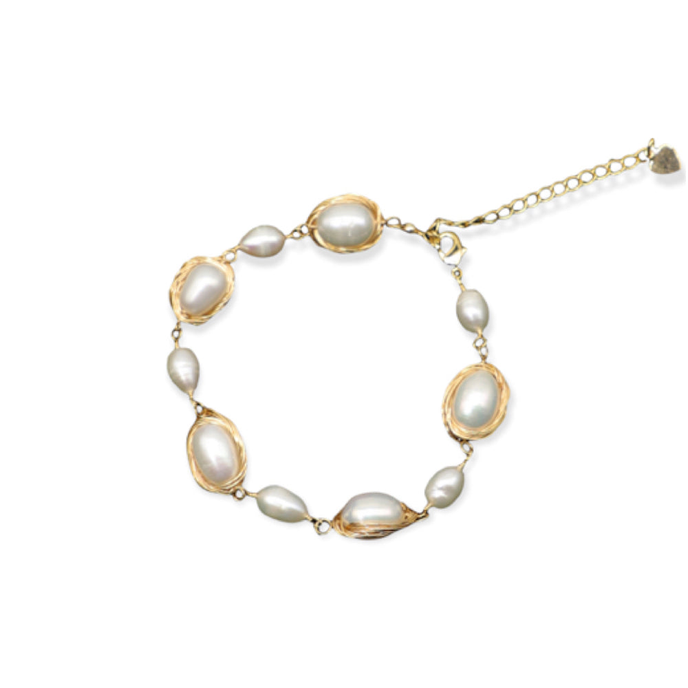 BESKRIVNING Handgjort kvinnligt armband i baroque stil  MÅTT Längd 14 + 4 cm MATERIAL Koppar & Sötvattenpärlor För maximal hållbarhet, se vår guide  BLING OF BENELUX® - SIMPLY HER STYLE