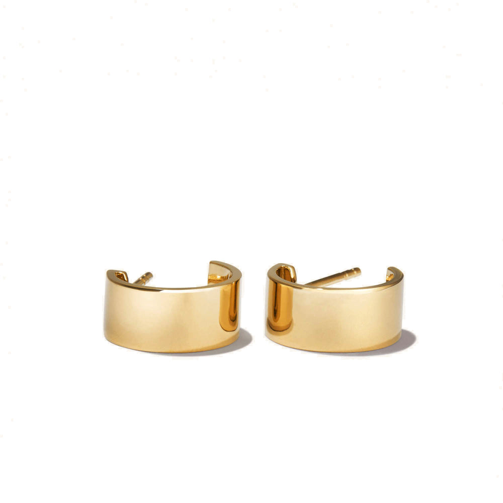 Precis som varje garderob behöver sina grundläggande baser. Som en klassisk vit skjorta kommer du att hålla den här ringen roterande. Handgjord i ett 18k guldlager på Sterling Silver. Polerad och lätt – precis vad du letade efter. MÅTT  Diameter: 12,45 mm Bredd: 5,80 mm Tjocklek: 1.05 mm MATERIAL Guld: 18k Guld på S925 Sterling Silver  Silver: 18k Vitt Guld på S925 Sterling Silver   För maximal hållbarhet, se vår guide BLING OF BENELUX® - SIMPLY HER STYLE