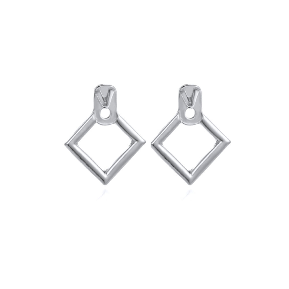 BESKRIVNING Var dig själv med dessa tidlöst lyxiga Hollow örhängen. Denna geometriska design är det ultimata för en minimalistisk stil.  MÅTT 10 mm x 20 mm MATERIAL 18k guld på zink (nickelfri)  För maximal hållbarhet, se vår guide  BLING OF BENELUX® - SIMPLY HER STYLE