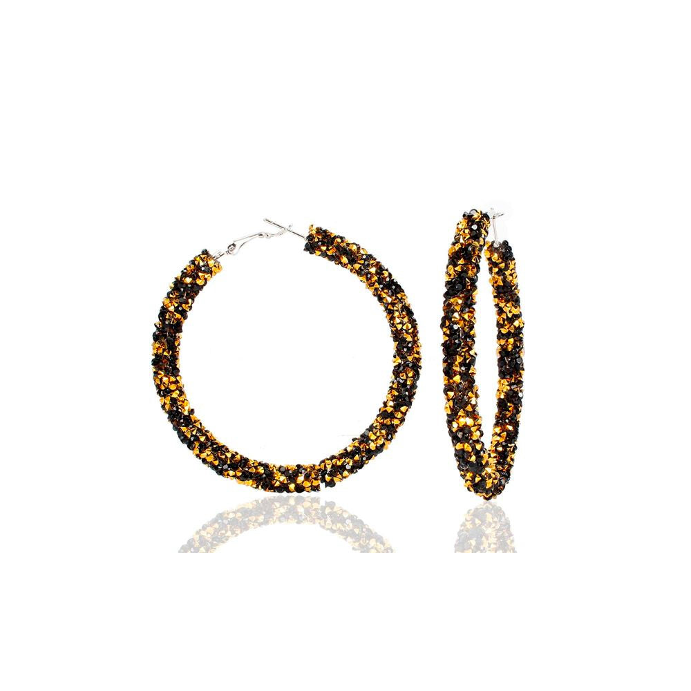 BESKRIVNING När och vart är partyt? Kalla in alla Bachelorettes med Öronringar för extravagans och fest. MÅTT  6,5 cm ø  MATERIAL Silver på zink med glitter av strass (nickelfri)     För maximal hållbarhet, se vår guide BLING OF BENELUX® - SIMPLY HER STYLE