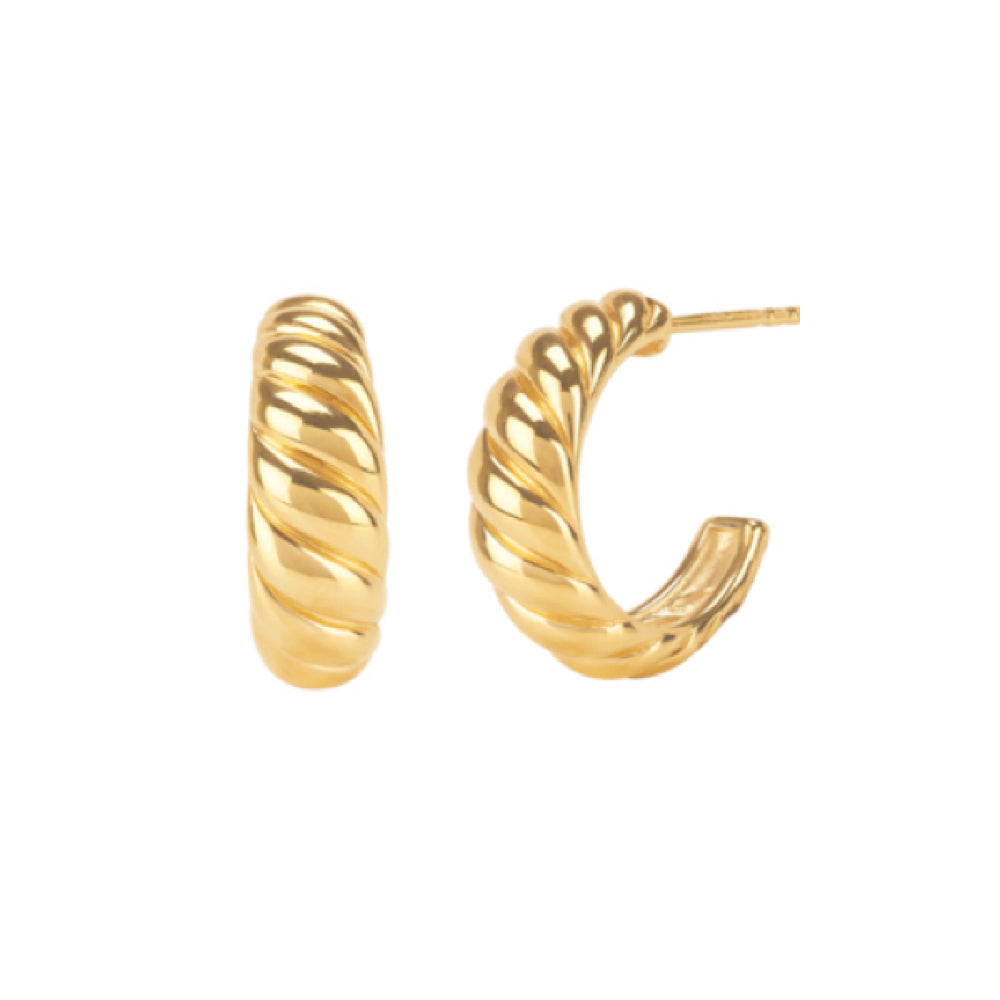 BESKRIVNING Det finns öronringar som är pricken över i:et till en outfit och så finns det dessa. En perfekt båge som sticker ut oavsett vad du har på dig. Dessa är handgjorda. MÅTT  2 cm ø MATERIAL 18k Guld på S925 Sterling Silver     För maximal hållbarhet, se vår guide BLING OF BENELUX® - SIMPLY HER STYLE