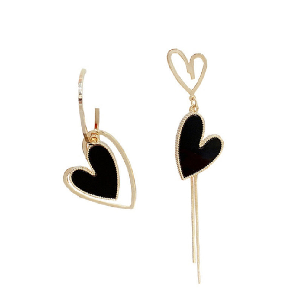 BESKRIVNING Asymmetriskt par örhängen av gyllene svarta hjärtan  MÅTT Längd 48 mm & 79 mm MATERIAL 14k guld på zink (nickelfri) Nål i S925 Sterling Silver För maximal hållbarhet, se vår guide  BLING OF BENELUX® - SIMPLY HER STYLE